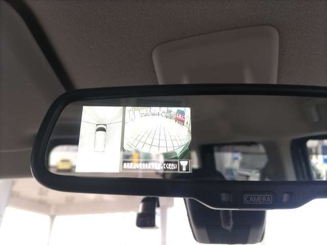 ディスプレイ付き自動防眩式ルームミラー。