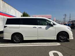 リヤスライド仕様となっていますので開け閉めの際、隣の車にドアをぶつける心配がございません☆