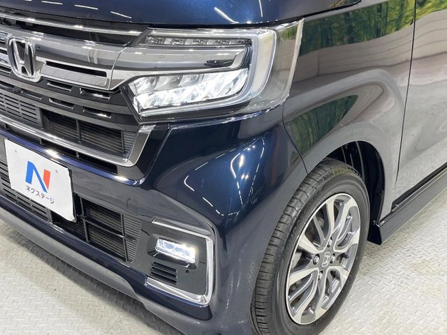 【LEDヘッドライト】悪天候や夜間走行時も良好な視界を確保し安心して運転できる高輝度LEDヘッドライトを装備！点灯速度が早く、消費電力も抑えられています。