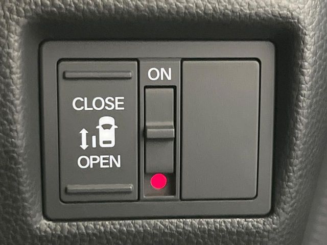 【パワースライドドア】スマートキーや運転席のスイッチでスライドドアの開閉が可能♪電動だから力を入れてドアを開ける必要が無く、小さいお子様でも、重い荷物を持っている時もラクに開け閉めできます♪