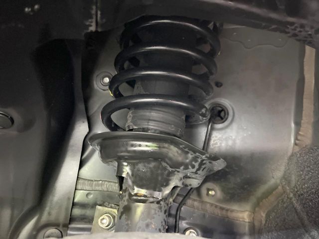お車を安心してお乗りいただく為には、足回りの定期点検が欠かせません。サービスサポート（有償保証）では無料点検もご提供しており、安心のカーライフをお過ごしいただけるサポート体制が整っています。