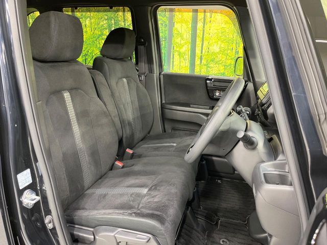 運転席シート廻りは使用感も少なく、良好な状態となっています。前オーナー様が丁寧に使っていたことがよくわかりますね。