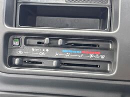 寒い冬も暑い夏も全席に快適な空調を届けてくれる、ダイヤル式エアコンを装備♪