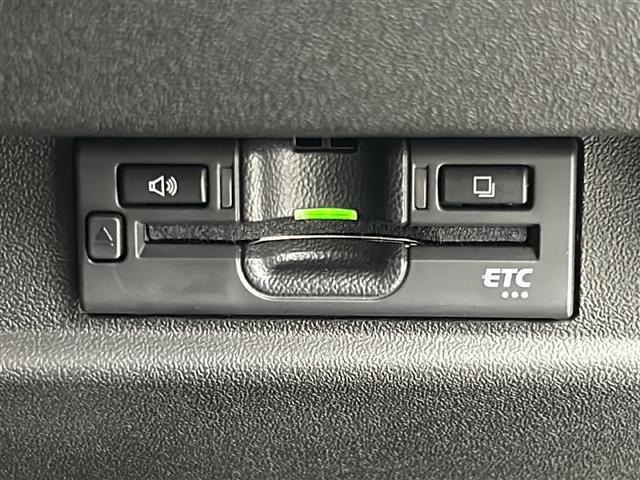 【ETC】有料道路を利用する際に料金所で停止することなく通過できる、ETC車載器（ノンストップ自動料金収受システム機器）が装備されています。セットアップを行うことで利用可能になります。