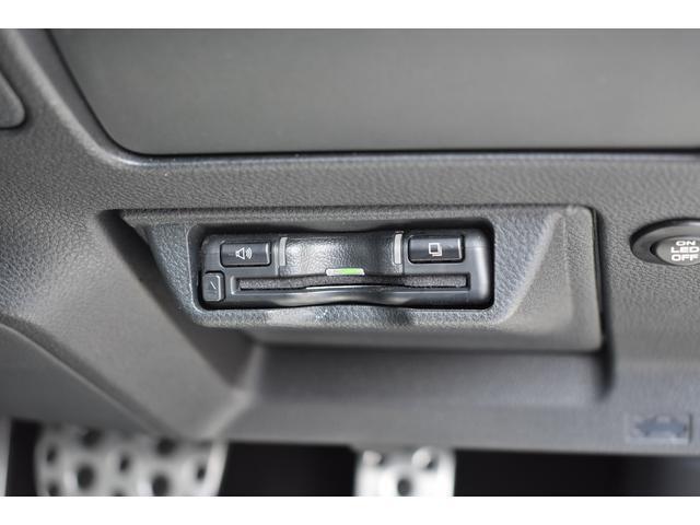 ハンドル右下にビルトインETC。車種専用ケースにて装着されており運転の邪魔にもならず高速の乗り降りも楽になります。