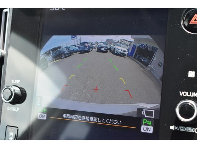 リヤカメラ付きなので、シフトレバーをリバースにすると連動してカメラ映像に切り替わります。