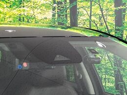【エマージェンシーブレーキ】走行中に前方の車両等を認識し、衝突しそうな時は警報とブレーキで衝突回避と被害軽減をアシスト。より安全にドライブをお楽しみいただけます。