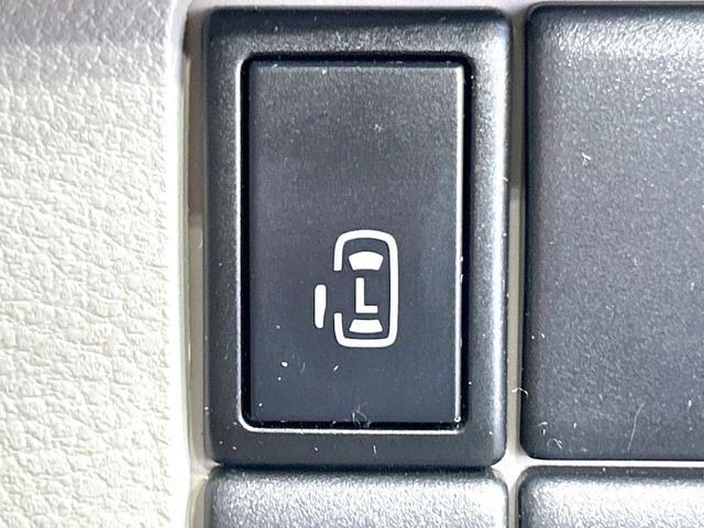 【パワースライドドア】スマートキーや運転席のスイッチでスライドドアの開閉が可能♪電動だから力を入れてドアを開ける必要が無く、小さいお子様でも、重い荷物を持っている時もラクに開け閉めできます♪