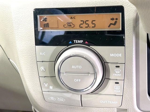 【オートエアコン】一度お好みの温度に設定すれば、車内の温度を検知し風量や温度を自動で調整。暑い…寒い…と何度もスイッチ操作をする必要はありません。快適な車内空間には必須の機能ですね♪