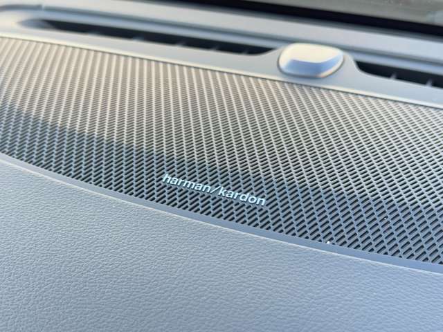 【harman/kardon】世界のオーディオファン垂涎のプレミアムサウンドシステムを搭載。原音に近い音場空間を忠実に再現。乗る人すべてに最良の音響体験を提供します。パワーシート操作スイッチ