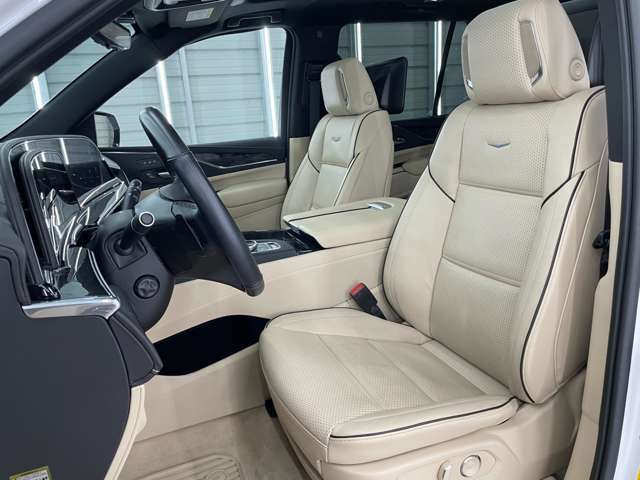 運転席/助手席12wayパワーシートはシートヒーター＆シートクーラーが備わります。