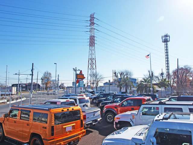 日本屈指の在庫量とカスタムされた実走行車を中心に一台一台比較しながらゆっくりとお選びいただけます。同一車種でもさまざまなカスタムが施された車を直接見て比較していただくことが可能となっております。