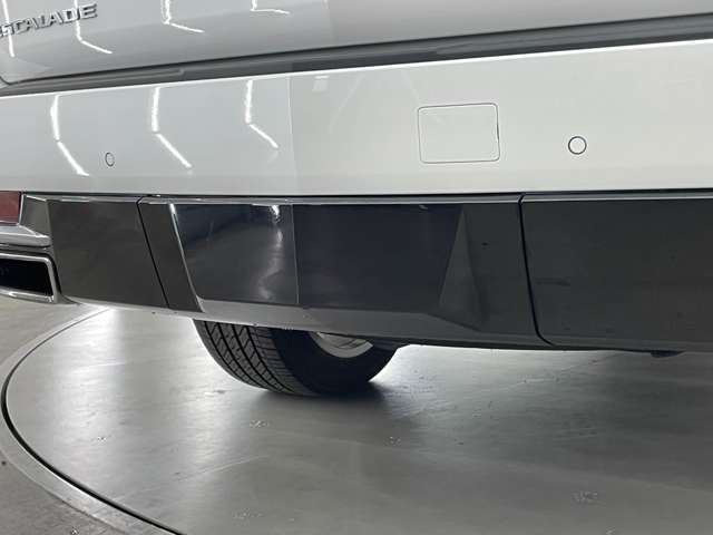 リアバンパーのカバーを外すと、ジェットやバスボート、トレーラーやエアストリームなど、趣味に大活躍のヒッチメンバーが装着されています！