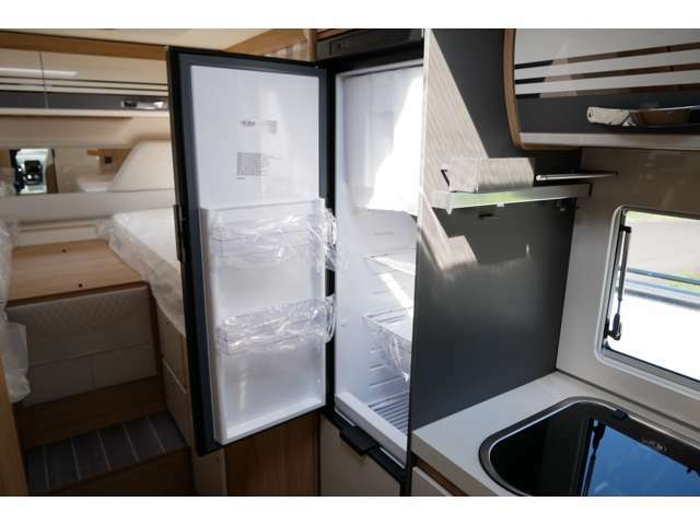 冷蔵庫は全体で140Lも御座います。