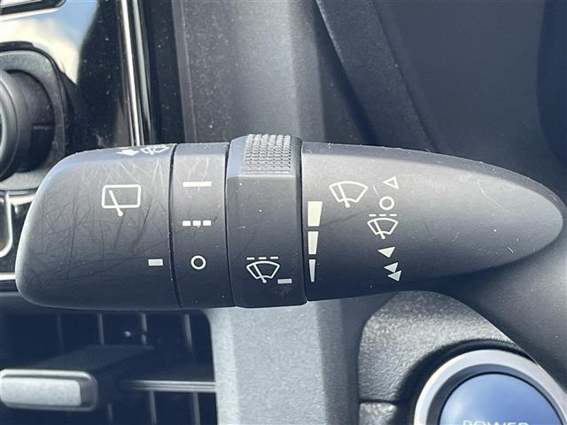 こちら運転席周りの操作部分の写真になります。各部しっかり動作の確認をしておりますので、ご安心だくさい。また、第三者機関の鑑 定書もありますので、そちらも併せて、ご確認いただければ幸いです！