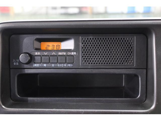 スピーカー内蔵AM/FMラジオ。