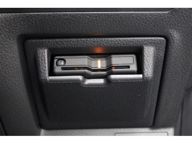 ETC車載器は専用ビルトインカバーでプッシュスタートスイッチ下にビルトイン。