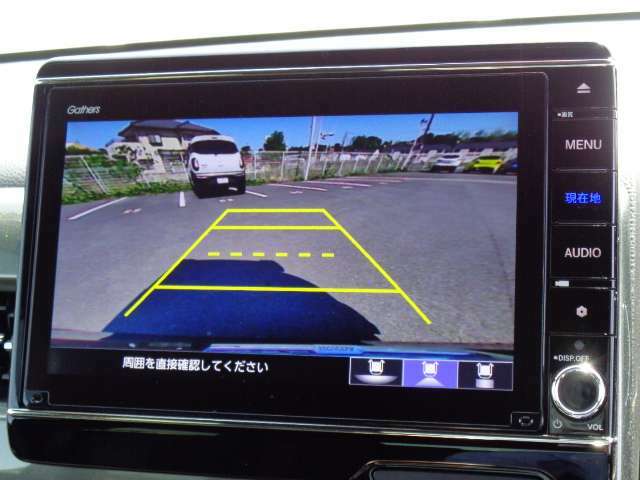 ★3画面バックカメラ装備★「R」の位置にすると、自動的に後方の様子をカラー画像（車幅/距離/予想進路線表示機能付）で表示。バックの際の安心感を高めます★