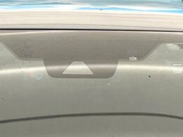 【プリクラッシュセーフティ】前方の車両等を検知し、衝突しそうな時は警報で注意を促し、ブレーキを踏む力をサポート。ブレーキを踏めなかった場合は衝突被害軽減ブレーキが作動、衝突回避をサポートします。