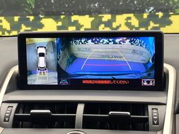 【パノラミックビューモニター】専用のカメラにより、上から見下ろしたような視点で360度クルマの周囲を確認することができます☆死角部分も確認しやすく、狭い場所での切り返しや駐車もスムーズに行えます。