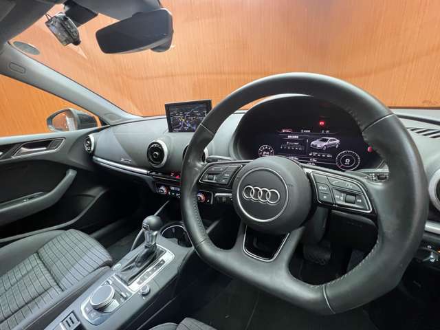 輸入車ディーラー採用のドライブレコーダーも選べます。万が一の事故の際のお守りとしていかがでしょうか？その他様々なオプションをご用意しております。