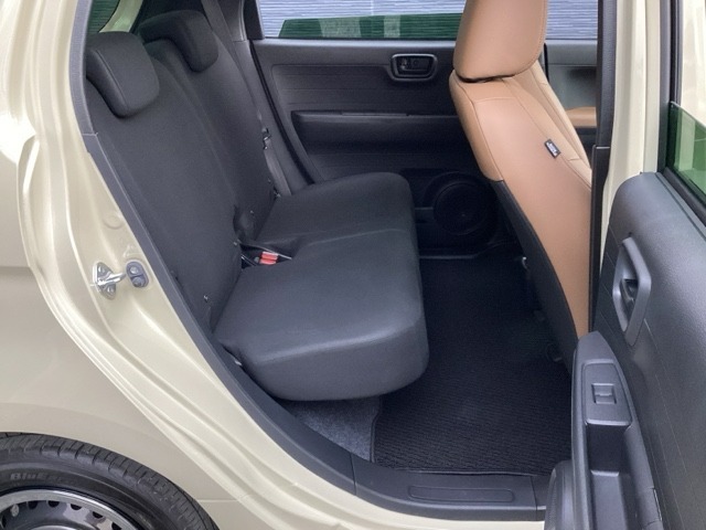 セカンドシートです！！ベンチシートになってますので、お二人の乗車ですとゆったり座って頂けますよ！！