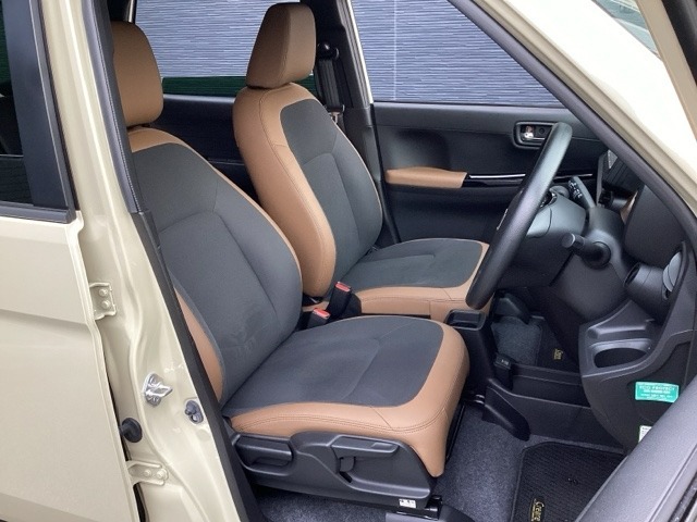 フロントシートです！！セパレートシートなのでお尻をしっかりホールド！！スポーティな運転にも最適です！！