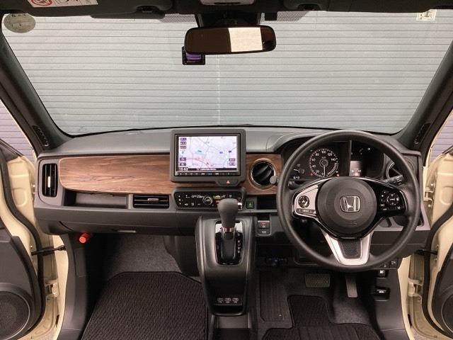 運転席周りです。カップホルダーや小物の収納などは必須ですよね！！使い勝手の良いつくりになっております！！