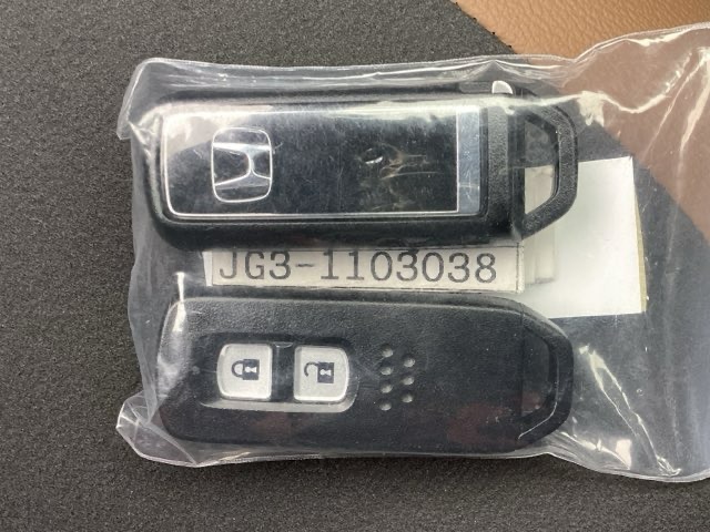 スマートキーです！！今や標準の装備になりつつありますよね！！ドアロック・アンロックも便利です！！