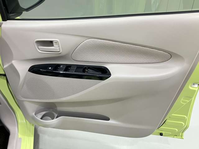【運転席ドア】収納ポケットが付いているので運転席周りもスッキリ保てます★