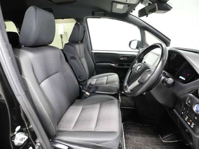 ゆったり室内で運転もしやすいです♪使い勝手の良い配置も考えられています！！
