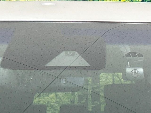 【インテリジェントエマージェンシーブレーキ】フロントカメラで前方の車両や歩行者を検知。衝突しそうな時は衝突被害軽減ブレーキが作動、衝突回避をサポート。より安全にドライブをお楽しみいただけます。