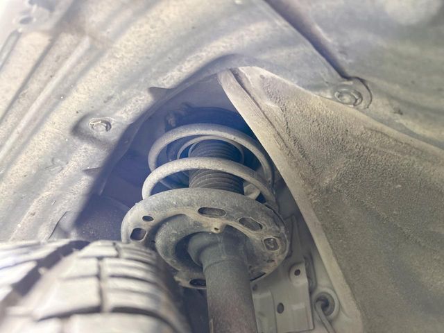 お車を安心してお乗りいただく為には、足回りの定期点検が欠かせません。サービスサポート（有償保証）では無料点検もご提供しており、安心のカーライフをお過ごしいただけるサポート体制が整っています。