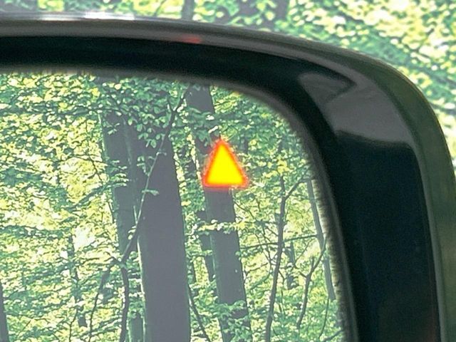 【後方車輛検知】走行中、ドアミラーの死角になりやすい箇所に後続車が接近するとサイドミラー付近に警告を表示、ドライバーに注意喚起をしてくれます。