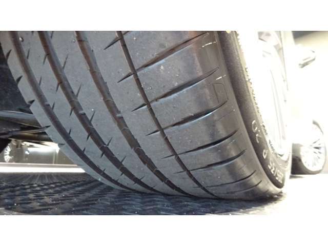 ここまでの新車おろしたてと変わらない安心をご提供できるのも、サーティファイドカーが、正規販売店での徹底したチェックと整備を経て、独自の厳しい基準をクリアした車であるからこそなのです。