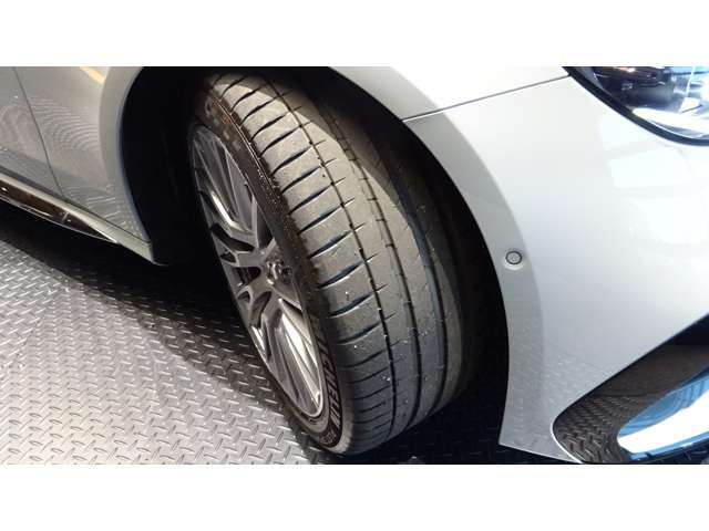 メルセデスの認定中古車「サーティファイドカー」には、最大100項目にも及ぶ点検・整備項目が設定されています。