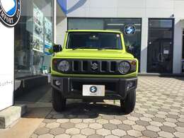 ジムニーらしさの象徴、5スロットグリルと丸型ヘッドランプ＆独立ターンランプ。