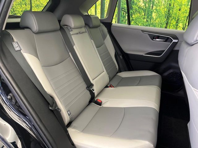 後部座席も気になるようなキズ・汚れやへたり等、大きなダメージはなく、良好な状態です。