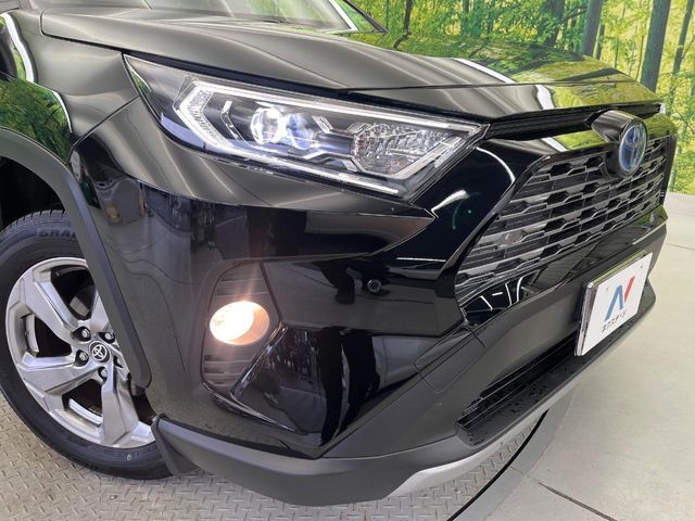 【LEDヘッドライト】悪天候や夜間走行時も良好な視界を確保し安心して運転できる高輝度LEDヘッドライトを装備！点灯速度が早く、消費電力も抑えられています。