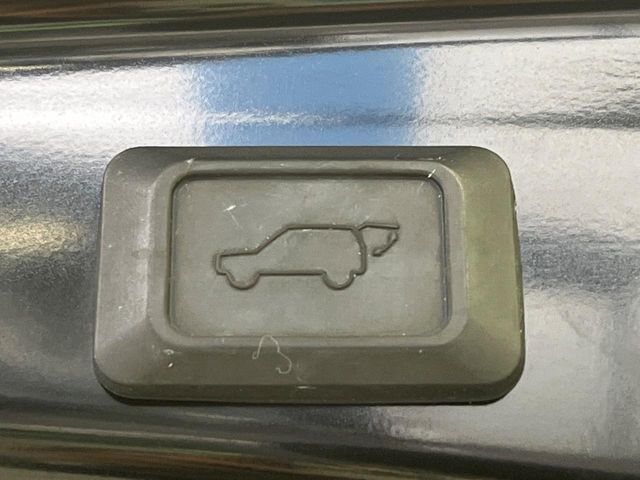 【パワーバックドア】スマートキーや運転席のボタンを押すだけでリアゲートが自動で開閉します！荷物を持っている時や、高い位置にあるバックドアを閉める際に便利な機能です♪