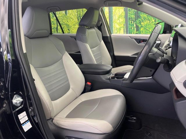 【合皮レザーシート】汚れのふき取りが容易でメンテナンスもが簡単な、機能性に優れる合成皮革を採用した上質なシートです。座り心地もよく、高級感あふれる心地良い車内空間を演出してくれます。