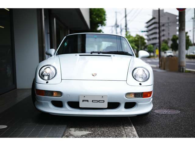 弊社では独自の厳しい基準をクリアした車両のみ販売させていただいております。高い技術力を持った職人達により車両が入庫してから販売まで細部まで点検し修復作業に時間をかけ丁寧に車両を仕上げております。