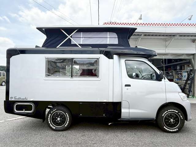 12Vクーラー　レノジー400AHリチウムサブバッテリー　冷蔵庫　FFヒーター　2000Wインバーター　デジタルインナーミラー　4WD  キーレス　衝突軽減ブレーキ　ホワイトレタータイヤ　LEDヘッドライト　ソーラーパネル