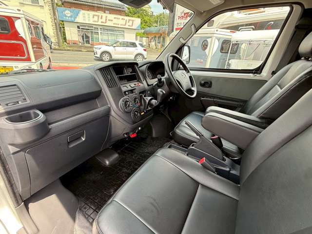 12Vクーラー　レノジー400AHリチウムサブバッテリー　冷蔵庫　FFヒーター　2000Wインバーター　デジタルインナーミラー　4WD  キーレス　衝突軽減ブレーキ　ホワイトレタータイヤ　LEDヘッドライト　ソーラーパネル