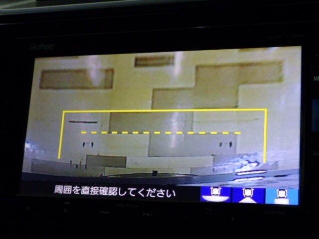 バックカメラの画像です。ガイドラインがスムースな車庫入れをサポートいたします！車庫入れの安心感がアップしますね☆