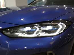 広範囲を明るく照射し高い視認性を確保するBMWレザーLEDヘッドライトを採用！視認性が低下する夜間での視界を向上させ安全なドライブをサポートします！！