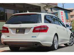 目が覚めるほどに真っ白でコンディション◎◎のE250WGのが入庫しました！メンテナンスもしっかりされてきたこれからも安心な一台です！タイヤも交換後走行少ない9分山です！内外装智に大きな瑕疵なく綺麗ですよ！