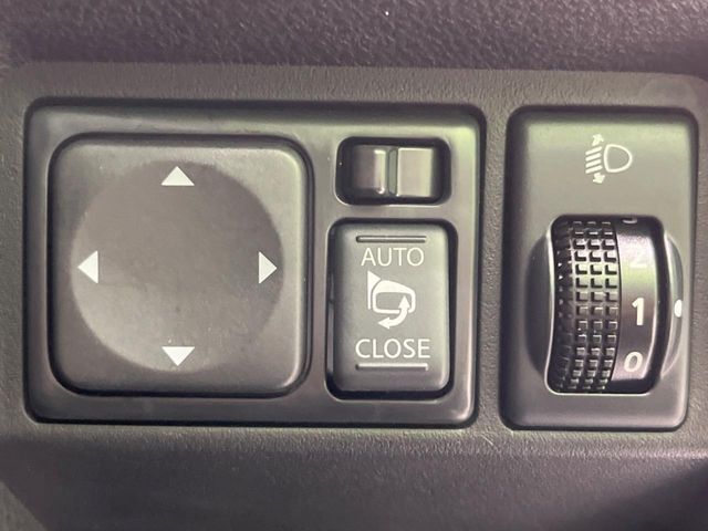 【電動格納ミラー】サイドミラーは電動格納式となっており、狭い駐車場でもキズがつくリスクを抑えられます。