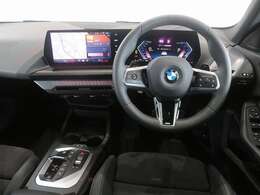 ◆インスツルメントパネルやインテリアトリムなどは、調和しなが洗練された室内を作り上げ、スイッチ類によって、優れた操作性をも実現。ドライバーの視線や動線を考え、人間工学に基づきデザインされています◆