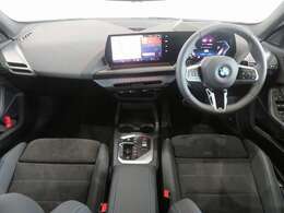 ◆インスツルメントパネルやインテリアトリムなどは、調和しなが洗練された室内を作り上げ、スイッチ類によって、優れた操作性をも実現。ドライバーの視線や動線を考え、人間工学に基づきデザインされています◆